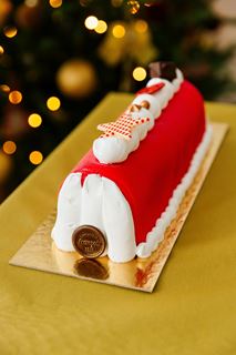 Buche met rode marsepein